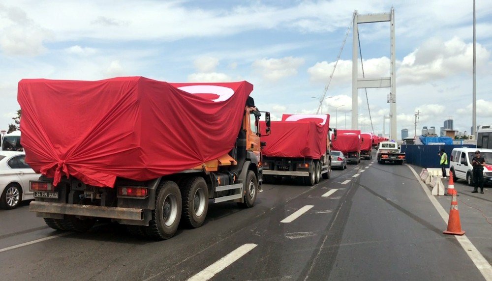 15 Temmuz’un Sembollerinden Kamyonlar, 15 Temmuz Şehitler Köprüsü’nden Geçti