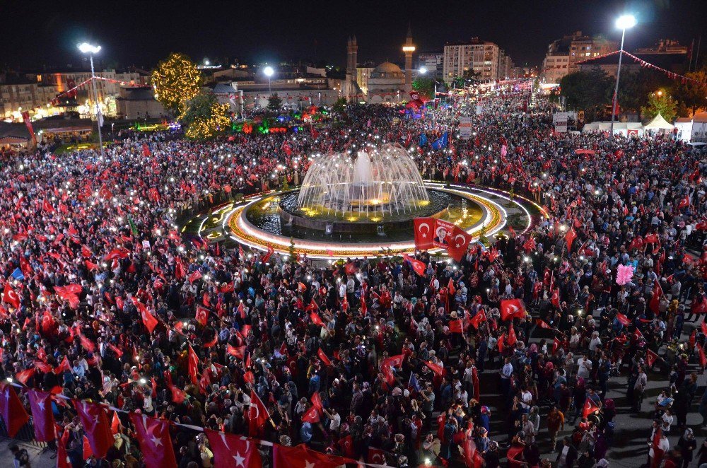 Sivas’ta Binler Sokağa Döküldü