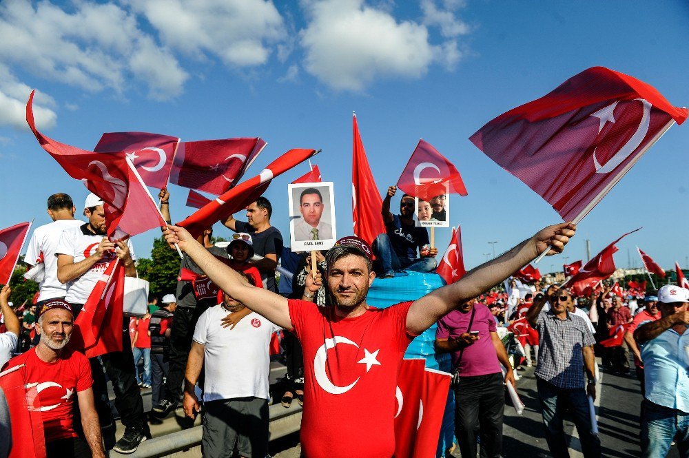 15 Temmuz Şehitler Köprüsü’ne Akan İnsan Seli Havadan Görüntülendi