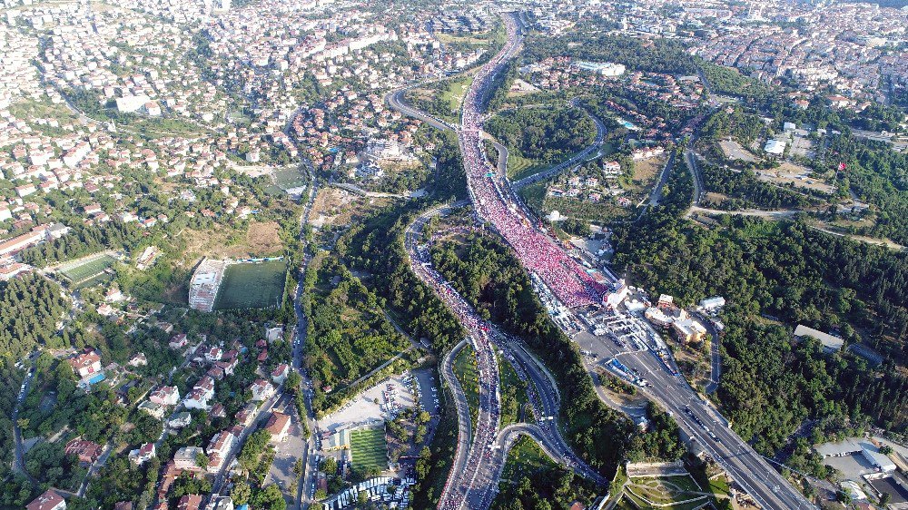 15 Temmuz Şehitler Köprüsü’ne Akan İnsan Seli Havadan Görüntülendi