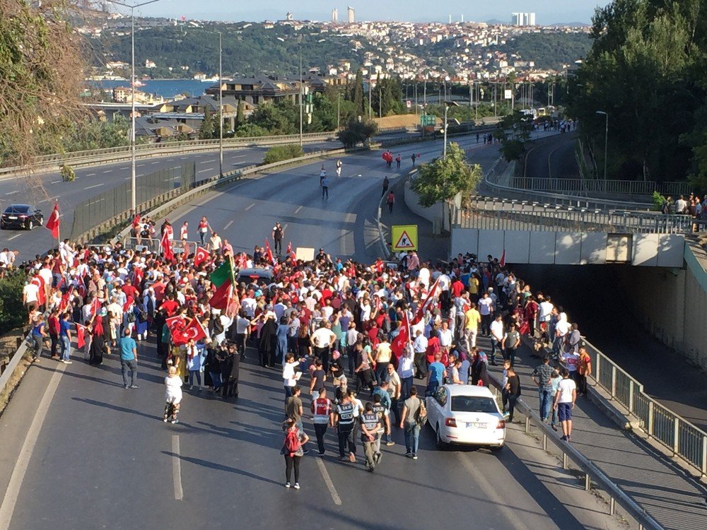 Polis Bariyerini Aşan Yüzlerce Kişi 15 Temmuz Şehitler Köprüsü’ne Koştu