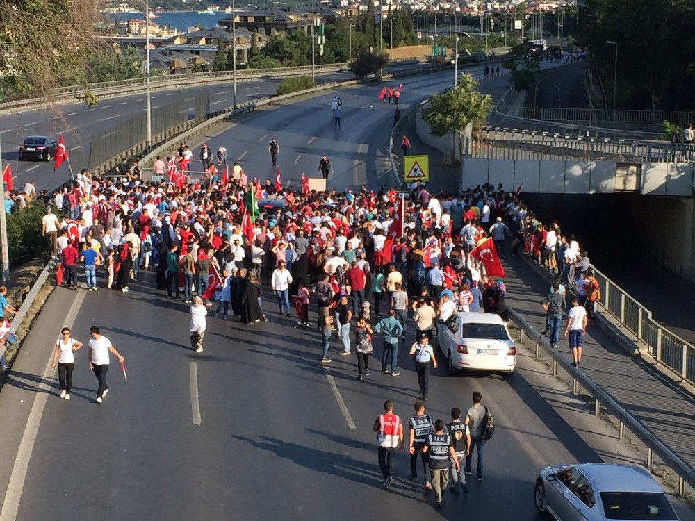 Polis Bariyerini Aşan Yüzlerce Kişi 15 Temmuz Şehitler Köprüsü’ne Koştu