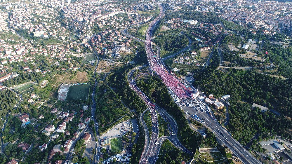 15 Temmuz Şehitler Köprüsü’ndeki Yüzbinlerce İnsan Havadan Görüntülendi