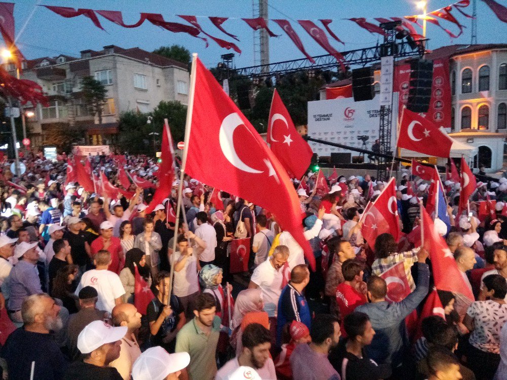 Binlerce Vatandaş Kısıklı’da Demokrasi Nöbetinde