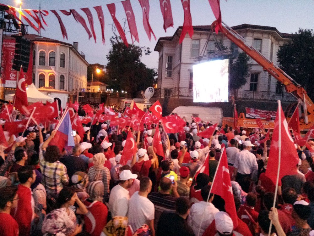 Binlerce Vatandaş Kısıklı’da Demokrasi Nöbetinde