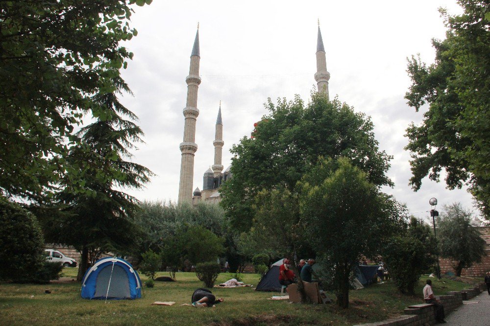 Kırkpınar Sevdalıları Geceyi Selimiye Camii Avlusunda Geçirdi