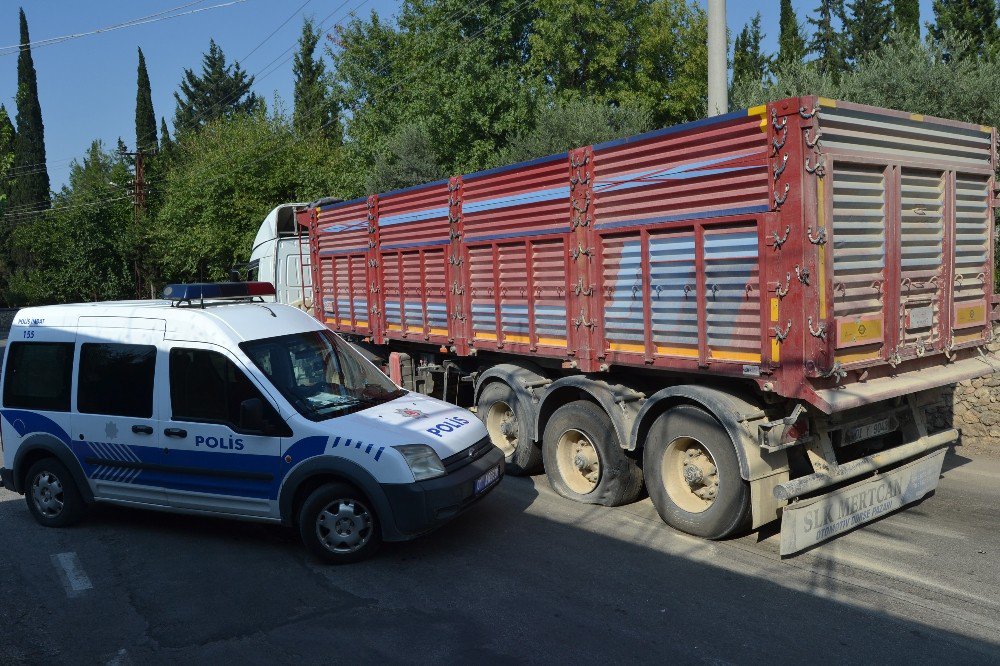 Adana’da Otomobil Tır İle Çarpıştı: 1 Yaralı