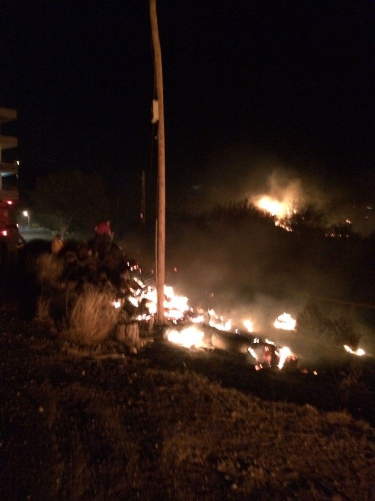 Gündüz Söndürülen Yangın Gece Yeniden Başladı