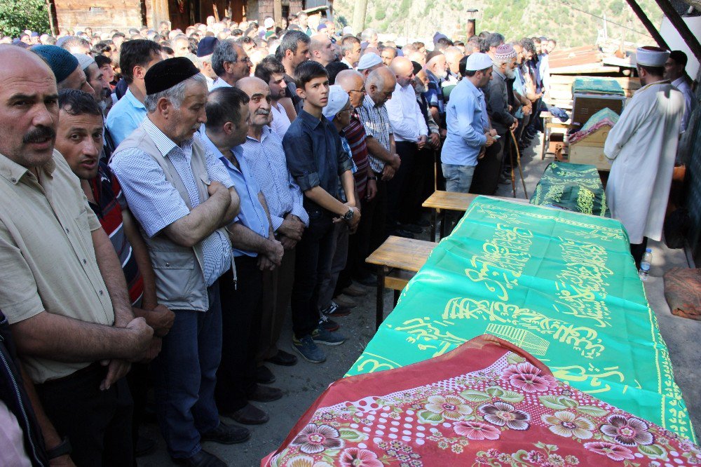 Artvin’deki Kazada Hayatını Kaybedenler Toprağa Verildi