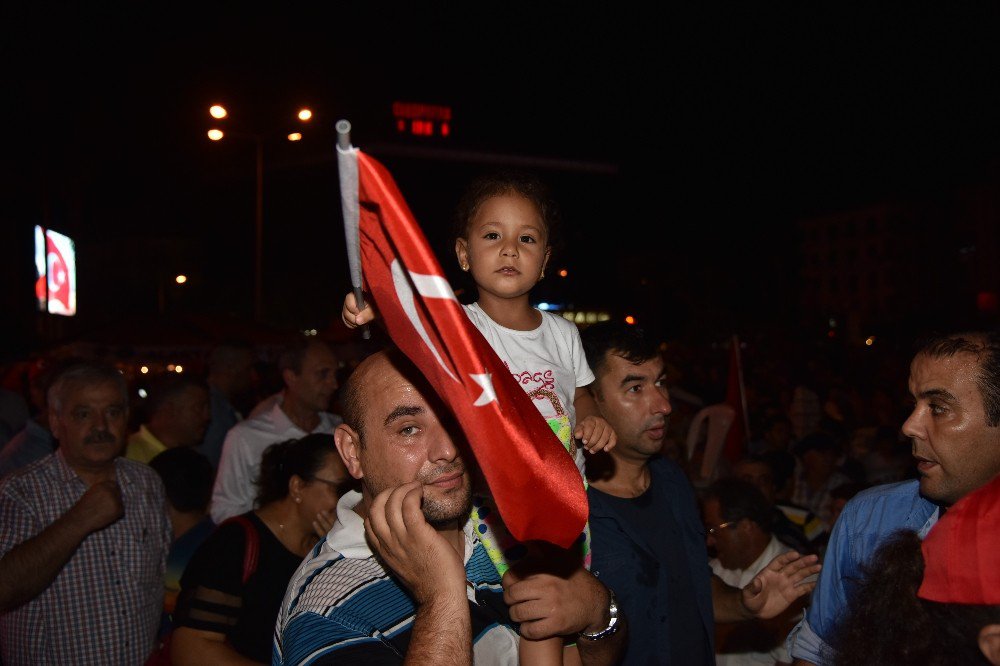 Alanya’da Binler, ‘Demokrasi’ Nöbetinde