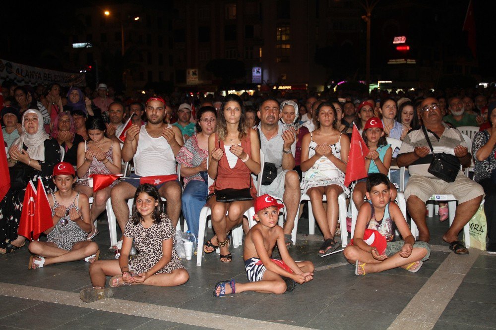 Alanya’da Binler, ‘Demokrasi’ Nöbetinde