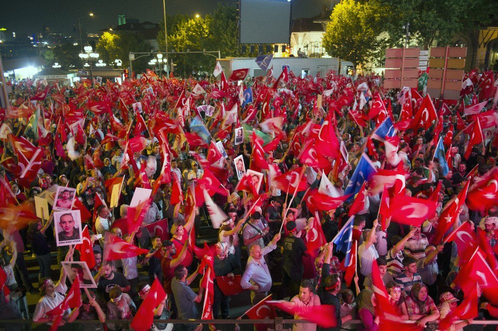 Başkentte Vatandaşlar Eski Meclis’in Önünde Toplandı