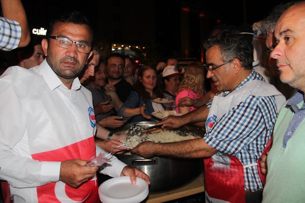 Demokrasi Nöbetinde Pilav Dağıtımı