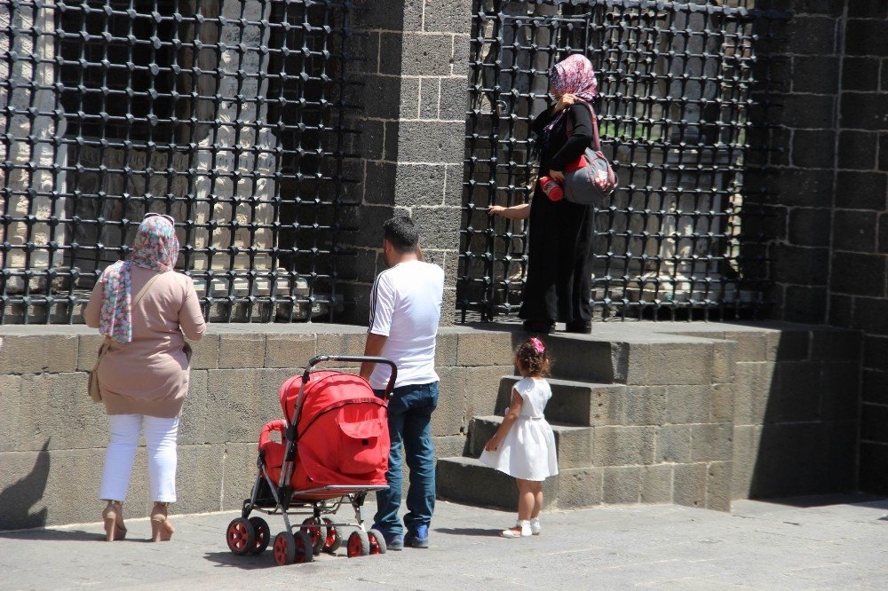 Diyarbakır’da Kpss Öğrencileri Türbelere Akın Etti