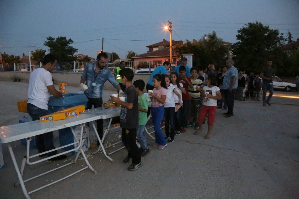 ’Cenaze İşleri’nin Oyuncuları Sokak Sinemalarında