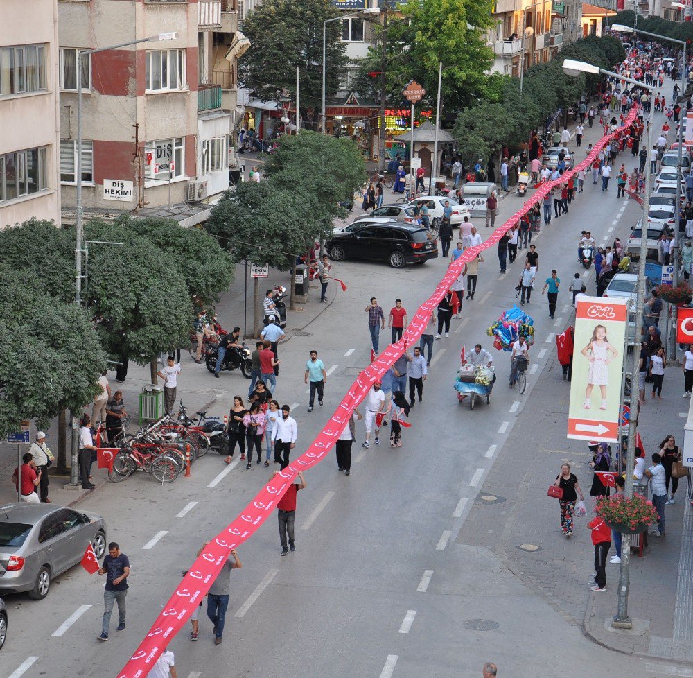 249 Metre Uzunluğundaki Bayrakla Milli Yürüyüş