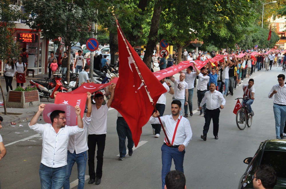 249 Metre Uzunluğundaki Bayrakla Milli Yürüyüş