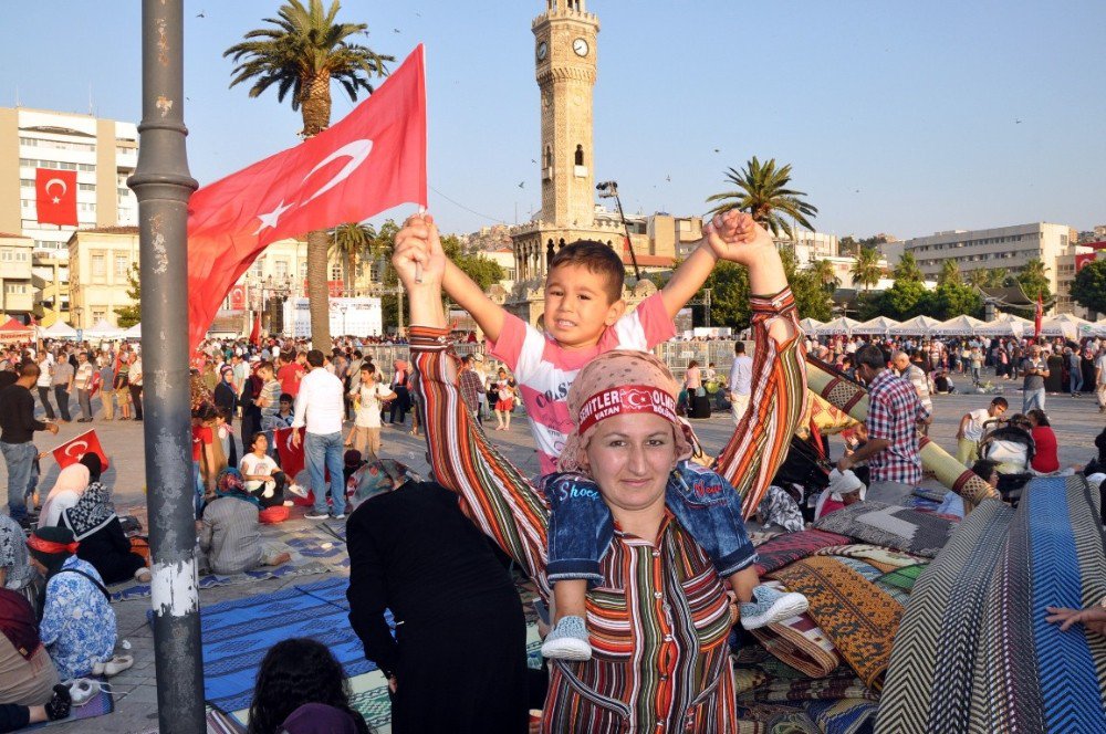 İzmir’de 15 Temmuz Şehitlerini Anma, Demokrasi Ve Milli Birlik Günü