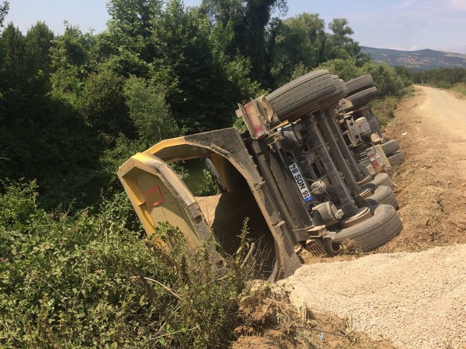 Yol İnşaatında Mıcır Yüklü Kamyon Devrildi