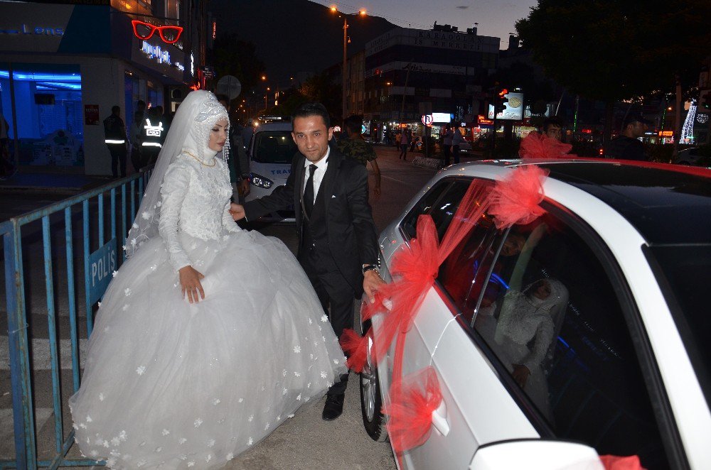 Gelin Ve Damat, Düğünden Önce Demokrasi Meydanına Geldi