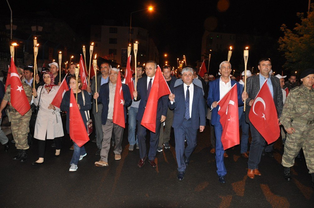 Karslılar 15 Temmuz Şehitlerine Mehter Marşıyla Yürüdü