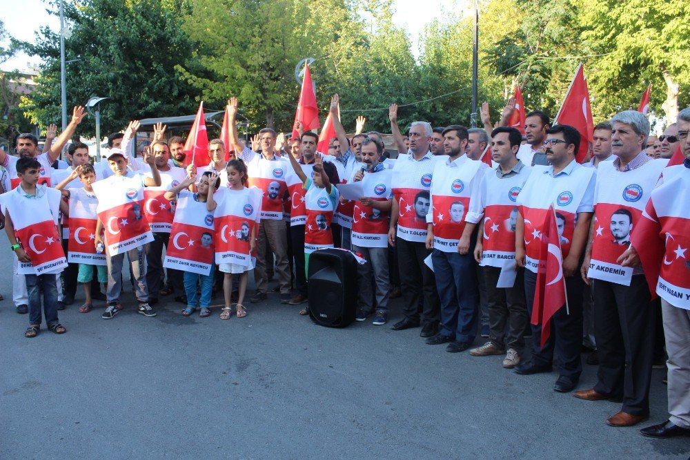 Şehitlerin İsimlerinin Ve Fotoğrafların Bulunduğu Önlüklerle Açıklama Yaptılar