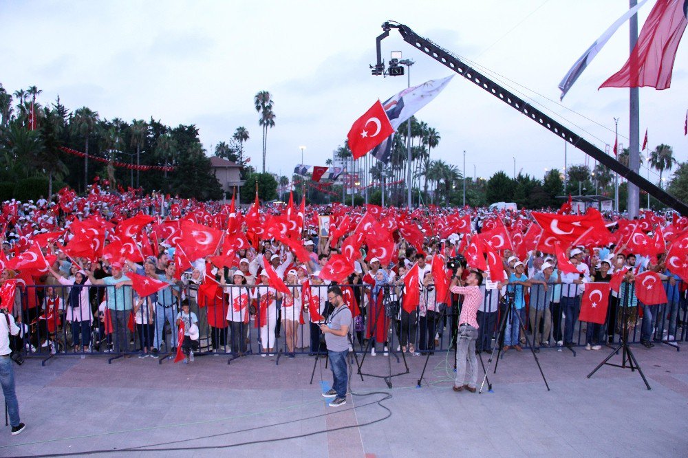 Mersinliler, 15 Temmuz’un Yıl Dönümünde Meydanlara Aktı