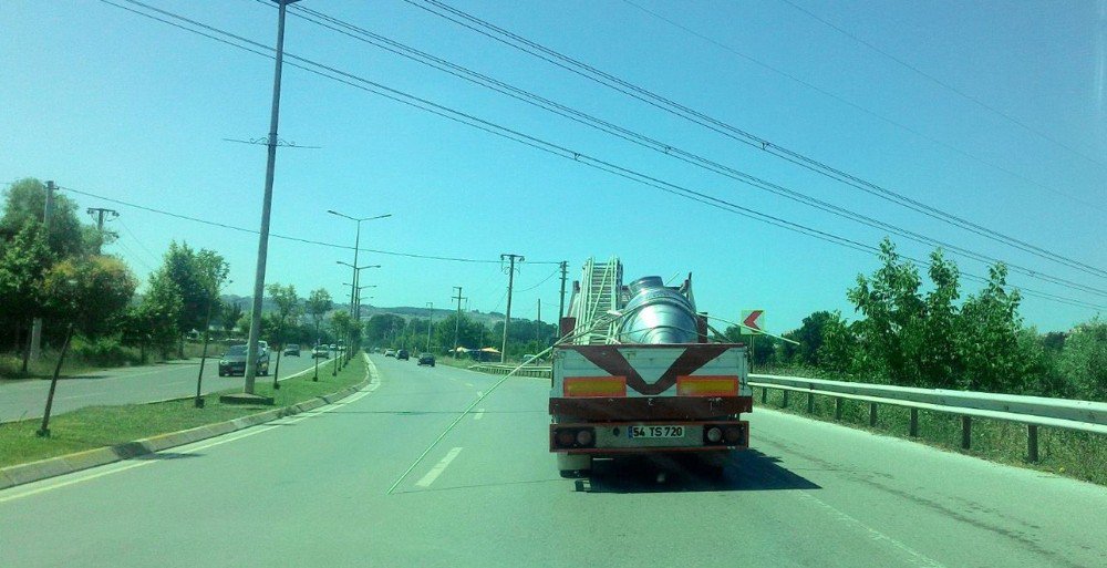 Kamyonet Kasasından Sarkan Borular Sürücüleri Korkuttu