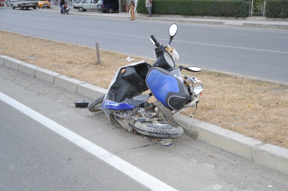 Panelvan Minibüs Elektrikli Bisiklete Çarptı: 1 Ölü