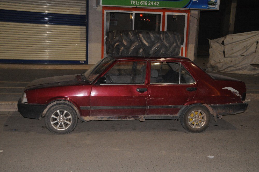 Cizre’de İş Makinesi Lastiği Taşıyan Otomobil İlginç Görüntü Oluşturdu