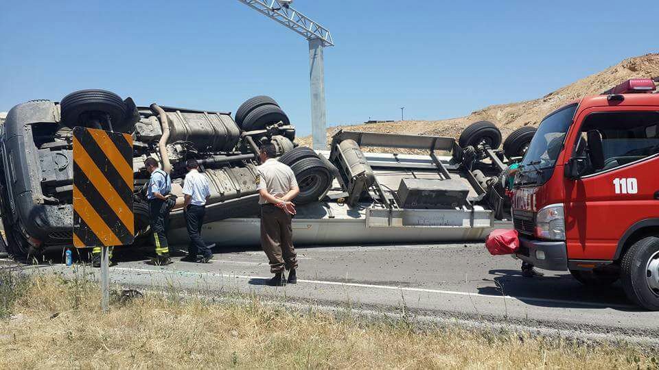 Kontrolü Kaybeden Tır Devrildi: 1 Yaralı