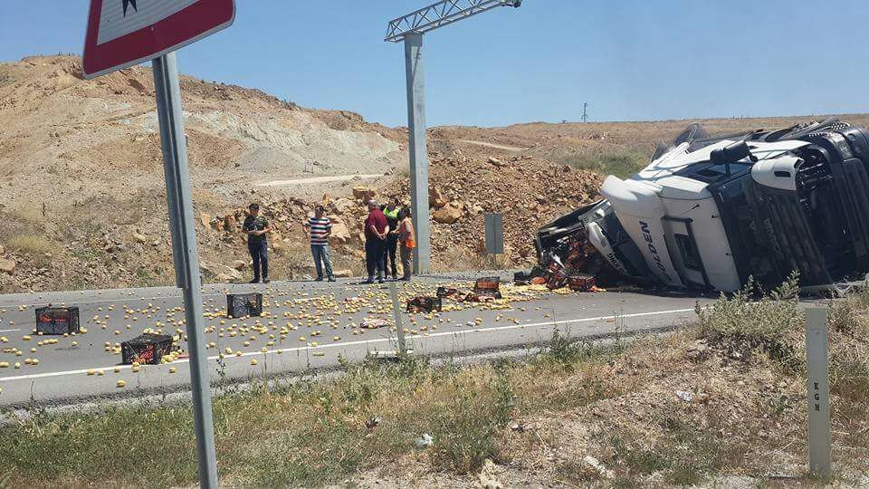 Kontrolü Kaybeden Tır Devrildi: 1 Yaralı