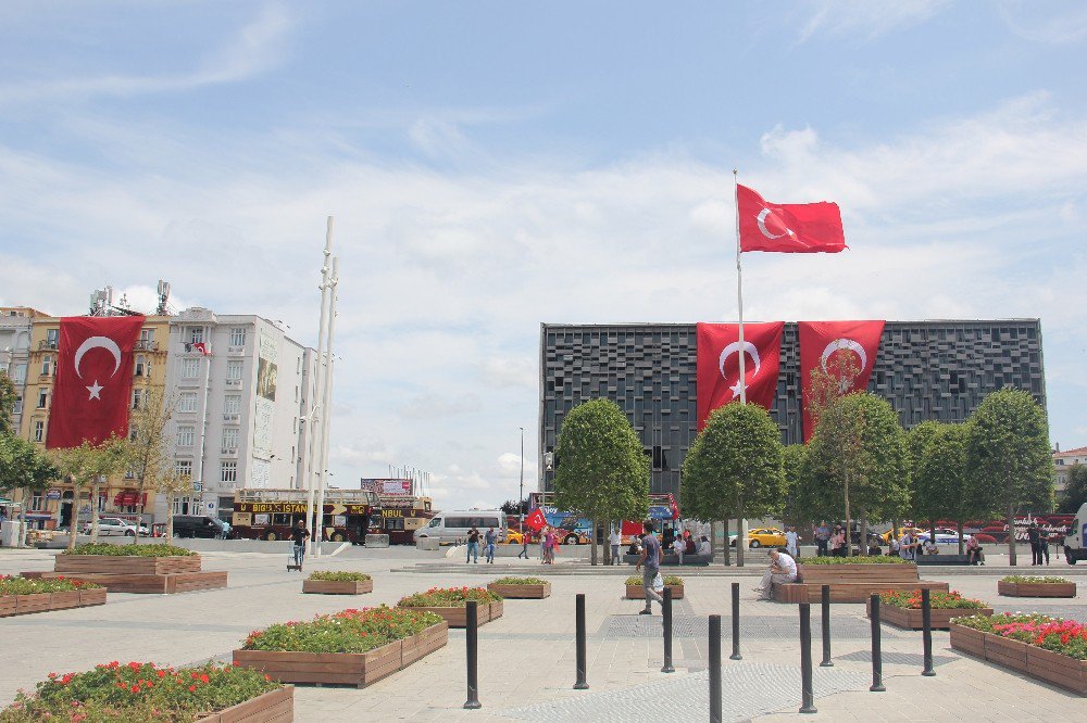 Taksim Meydanı Bayraklarla Donatıldı