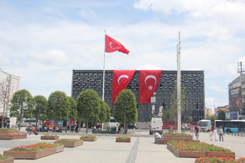 Taksim Meydanı Bayraklarla Donatıldı