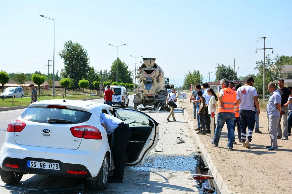 Tokat’ta Otomobil İle Beton Mikseri Çarpıştı: 5 Yaralı