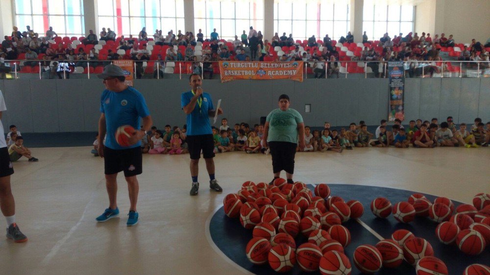 Turgutlu’da Belediyespor Basketbol Akademi’ye Yoğun İlgi