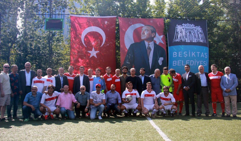 Efsane Futbolcular 15 Temmuz Şehitleri İçin Sahaya Çıktı