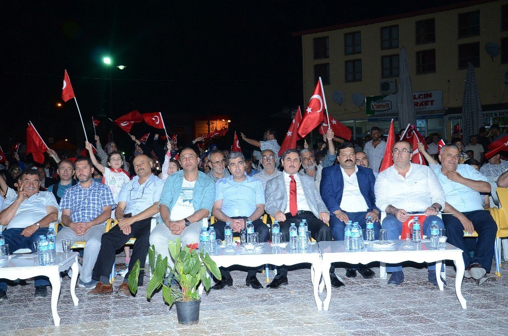 Darende’de 15 Temmuz’da Vatandaşlar Meydanları Doldurdu