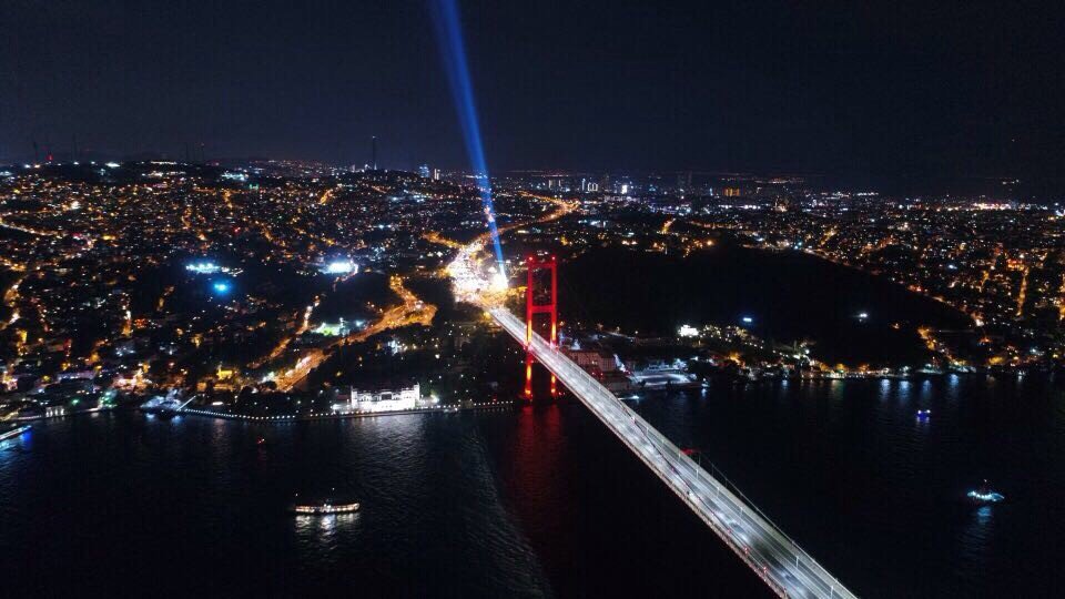 15 Temmuz Şehitler Köprüsü’nde Şehitler İçin Gökyüzüne Yansıtılan Işık Havadan Görüntülendi