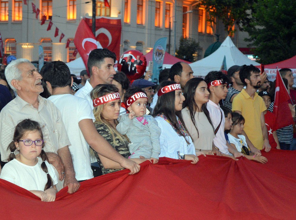 15 Temmuz Demokrasi Ve Milli Birlik Günü Programına Çocuklardan Yoğun İlgi