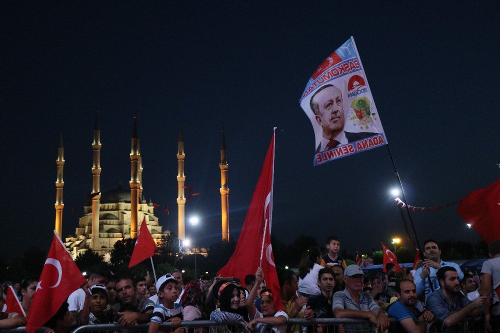 Demokrasi Nöbetinde ’30 Kuş’ Şiiri Okundu, Katılanlar Gözyaşlarına Hakim Olamadı