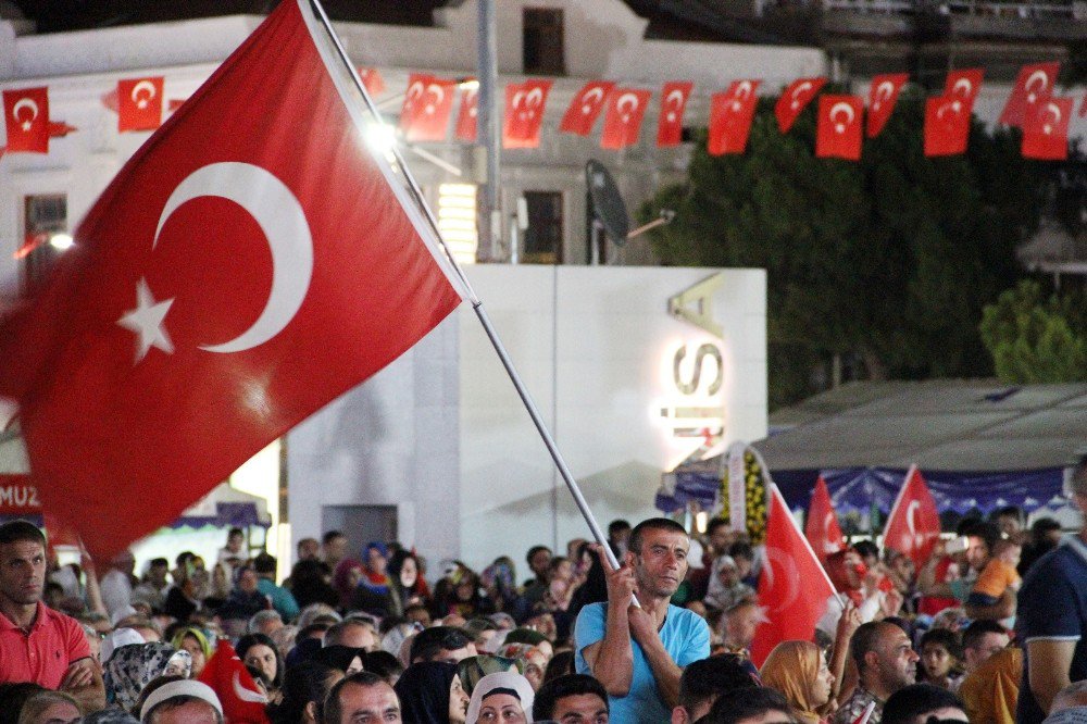 Manisa’da On Binler 15 Temmuz Şehitleri İçin Yürüdü