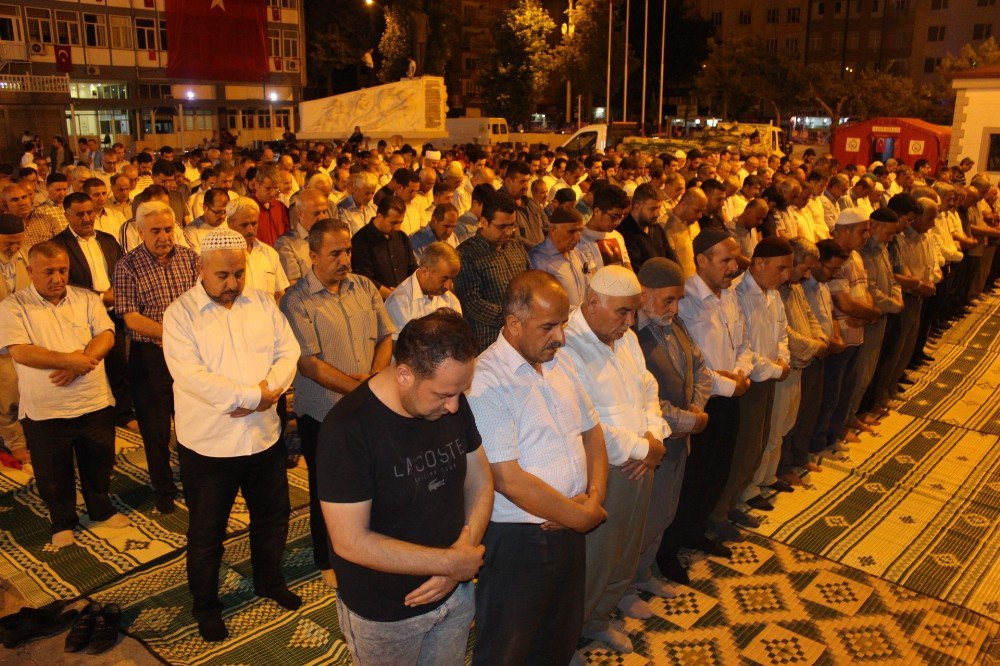 Demokrasi Nöbeti Tutan Vatandaşlar Meydanlarda Namaz Kıldı