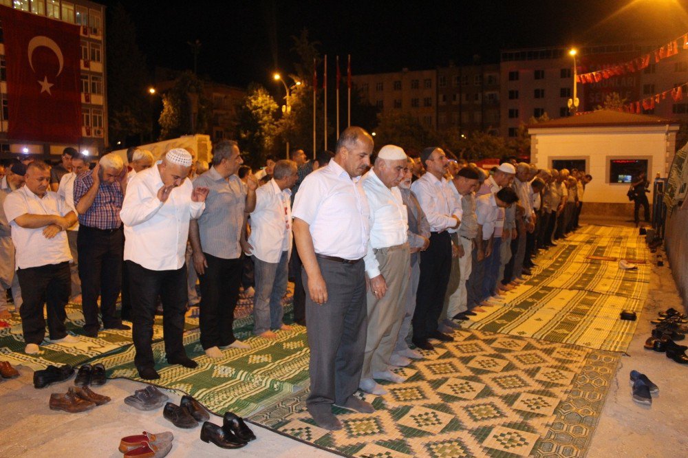 Demokrasi Nöbeti Tutan Vatandaşlar Meydanlarda Namaz Kıldı