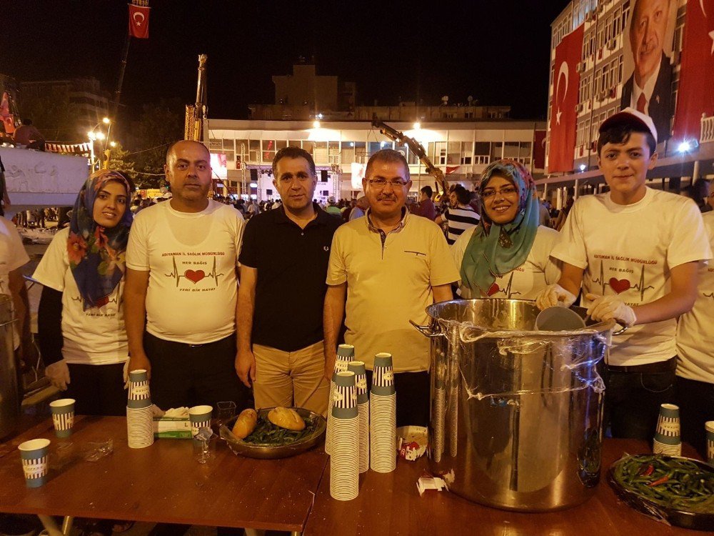 On Binlerce Vatandaşın Bulunduğu Meydanlarda Sağlık Ekipleri Hazır Bekledi