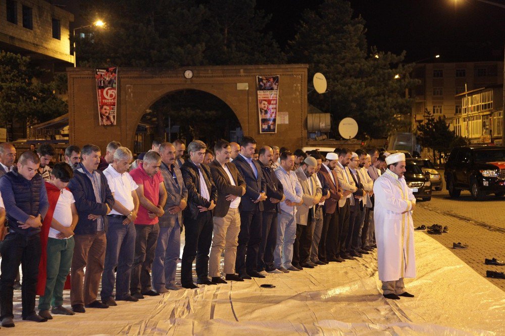 Ahlat’ta Sabah Namazı Meydanda Kılındı