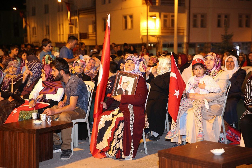 Akdağmadeni’de Vatandaşlar 15 Temmuz Nöbeti İçin Meydanlara İndi