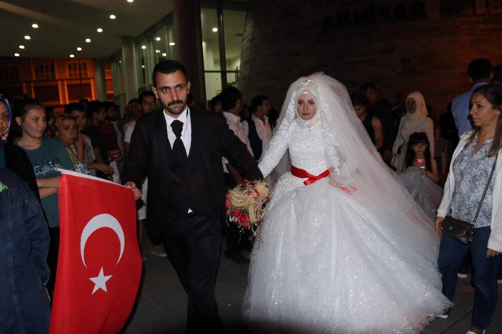 Akhisar’da Gelin Ve Damat Düğün Töreninin Ardından Demokrasi Nöbetine Katıldı