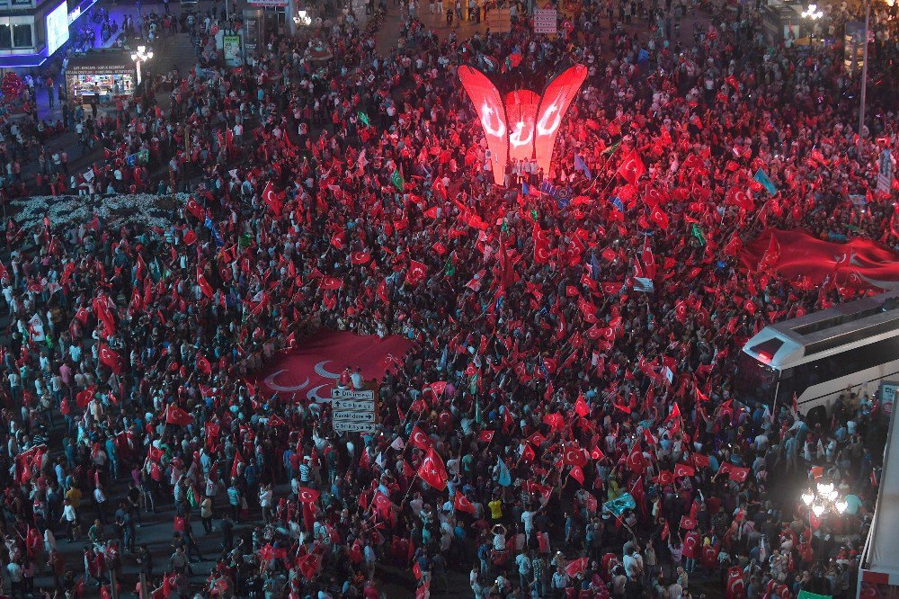 Gökçek, 15 Temmuz Kızılay Milli İrade Meydanı’ndaki Vatandaşlara Seslendi