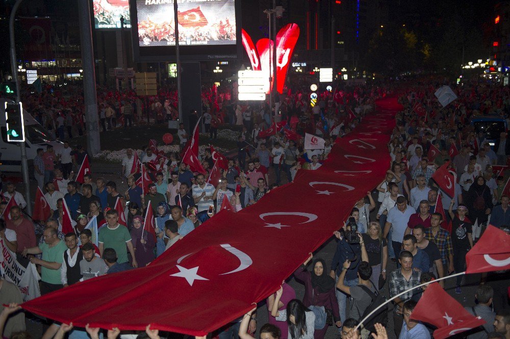 Başkent’te Dev Türk Bayrağı Eşliğinde “Milli İrade’ye Saygı Yürüyüşü”